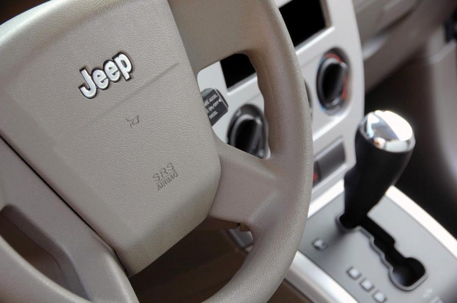  Jeep Compass Sport 4x2 2008 года  (фото 18 из 33)